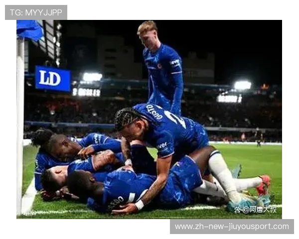 切尔西主场氛围热烈，球迷助威震场，切尔西球队主场